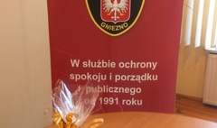 Zdjęcie maskotki, którą wystawia na licytację Straż Miejska podczas finału Wielkiej Orkiestry