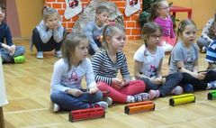 Występ przedszkolnej orkiestry (link otworzy duże zdjęcie)