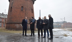 Zdjęcie prezydenta Gniezna z władzami spółki PKP S.A. oraz Xcity Investment na terenach pokolejo (link otworzy duże zdjęcie)