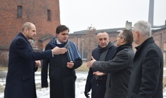 Zdjęcie prezydenta Gniezna z władzami spółki PKP S.A. oraz Xcity Investment na terenach pokolejo (link otworzy duże zdjęcie)