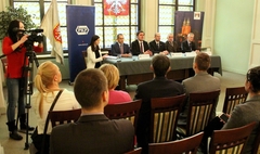 Zdjęcie z podpisania porozumienia między Miastem Gniezno, Xcity Investment i PKP S.A. (link otworzy duże zdjęcie)