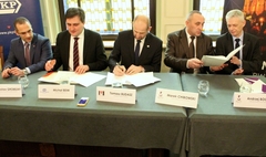 Zdjęcie z podpisania porozumienia między Miastem Gniezno, Xcity Investment i PKP S.A. (link otworzy duże zdjęcie)