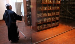 Gwardian gnieźnieńskiego zgromadzenia, ojciec Zenon Garus w nowej bibliotece klasztoru oo. Francis