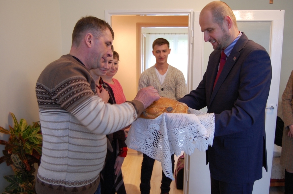 Nowych mieszkańców Gniezna prezydent powitał tradycyjnym chlebem i solą (link otworzy duże zdjęcie)