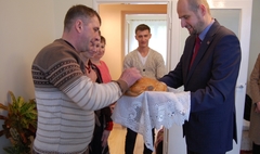 Nowych mieszkańców Gniezna prezydent powitał tradycyjnym chlebem i solą