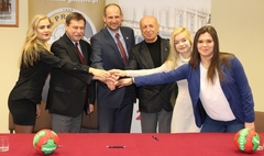 Zdjęcie z podpisania umowy o współpracy (link otworzy duże zdjęcie)