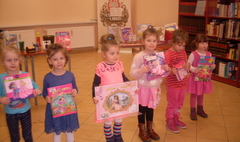 Spotkanie z księżniczkami w bibliotece (link otworzy duże zdjęcie)