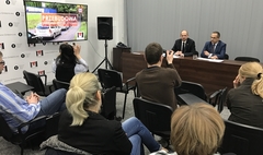 Zdjęcie prezydenta Gniezna Tomasza Budasza i jego zastępcy Jarosława Grobelnego podczas konferenc (link otworzy duże zdjęcie)