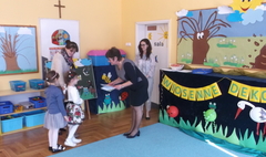 Wiosenne dekoracje przedszkolaków (link otworzy duże zdjęcie)