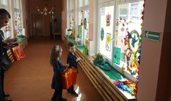 Wiosenne dekoracje przedszkolaków (link otworzy duże zdjęcie)