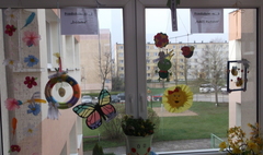 Wiosenne dekoracje przedszkolaków (link otworzy duże zdjęcie)