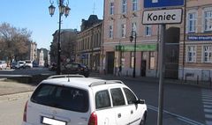 Zdjęcie źle zaparkowanego samochodu