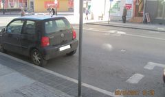 Zdjęcie źle zaparkowanego samochodu (link otworzy duże zdjęcie)