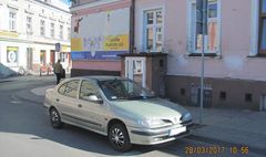 Zdjęcie źle zaparkowanego samochodu (link otworzy duże zdjęcie)