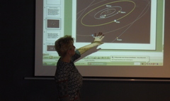 Kosmiczne warsztaty edukacyjne w sali astronomicznej.