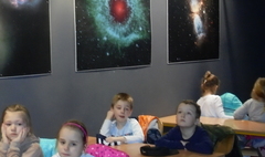 Kosmiczne warsztaty edukacyjne w sali astronomicznej. (link otworzy duże zdjęcie)
