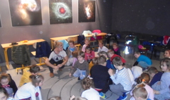 Kosmiczne warsztaty edukacyjne w sali astronomicznej. (link otworzy duże zdjęcie)