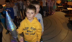 Kosmiczne warsztaty edukacyjne w sali astronomicznej. (link otworzy duże zdjęcie)