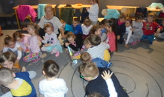 Kosmiczne warsztaty edukacyjne w sali astronomicznej. (link otworzy duże zdjęcie)