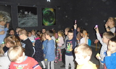 Kosmiczne warsztaty edukacyjne w sali astronomicznej. (link otworzy duże zdjęcie)