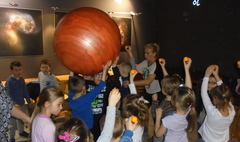 Kosmiczne warsztaty edukacyjne w sali astronomicznej. (link otworzy duże zdjęcie)