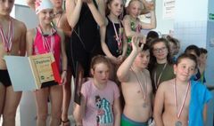 Otwarte Mistrzostwa Gniezna w pływaniu dziewcząt i chłopców (link otworzy duże zdjęcie)