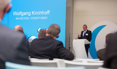 Zdjęcie z uroczystości otwarcia fabryki (link otworzy duże zdjęcie)