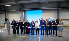 Zdjęcie z uroczystości otwarcia fabryki (link otworzy duże zdjęcie)