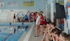 Gimnazjalne zawody pływackie. (link otworzy duże zdjęcie)