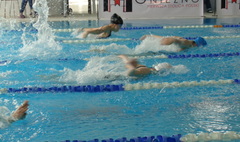 Gimnazjalne zawody pływackie.