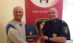Zdjęcie Tomka Wędrowniczka i Komendanta Straży Miejskiej