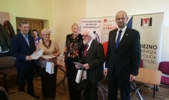 Aktywni seniorzy na warsztatach komputerowych (link otworzy duże zdjęcie)