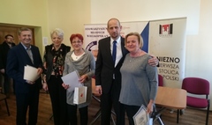 Aktywni seniorzy na warsztatach komputerowych