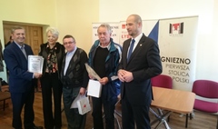 Aktywni seniorzy na warsztatach komputerowych (link otworzy duże zdjęcie)