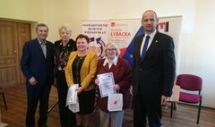 Aktywni seniorzy na warsztatach komputerowych (link otworzy duże zdjęcie)