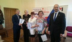 Aktywni seniorzy na warsztatach komputerowych (link otworzy duże zdjęcie)