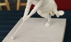 Zwycięski projekt rzeźby królika-hokeisty. (link otworzy duże zdjęcie)