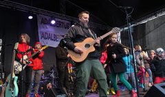 Koncerty znanych i lubianych zespołów muzycznych. (link otworzy duże zdjęcie)