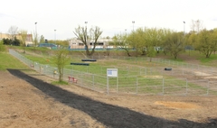 Zdjęcie nowego wybiegu dla psów (link otworzy duże zdjęcie)