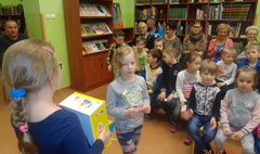 Przedszkolak też chce być czytelnikiem (link otworzy duże zdjęcie)