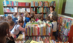 Przedszkolak też chce być czytelnikiem (link otworzy duże zdjęcie)