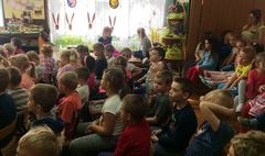 Gnieźnianie czytają Małym Polanom (link otworzy duże zdjęcie)