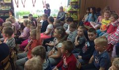 Gnieźnianie czytają Małym Polanom (link otworzy duże zdjęcie)