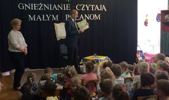 Gnieźnianie czytają Małym Polanom (link otworzy duże zdjęcie)