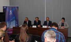 Zdjęcie z konferencji prasowej na której zapowiadano warsztaty charrette (link otworzy duże zdjęcie)