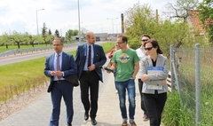 Zdjęcie z konferencji prasowej na ul. Osiniec (link otworzy duże zdjęcie)