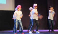 Mali mistrzowie tańca zaprezentowali się w MOK. (link otworzy duże zdjęcie)