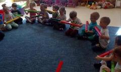 Najmłodsi poznają postać Feliksa Nowowiejskiego. (link otworzy duże zdjęcie)