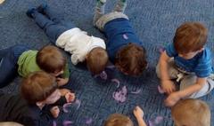 Najmłodsi poznają postać Feliksa Nowowiejskiego. (link otworzy duże zdjęcie)