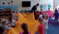 Najmłodsi poznają postać Feliksa Nowowiejskiego. (link otworzy duże zdjęcie)